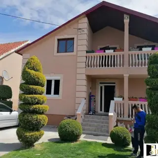 Stambeni objekat sa novom stolarijom, Crna Gora